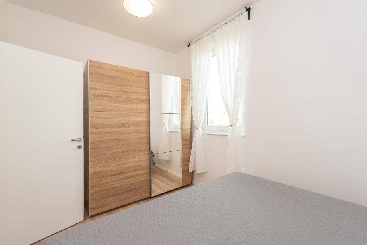 Villa Eni Apartments 2 マンドレ エクステリア 写真