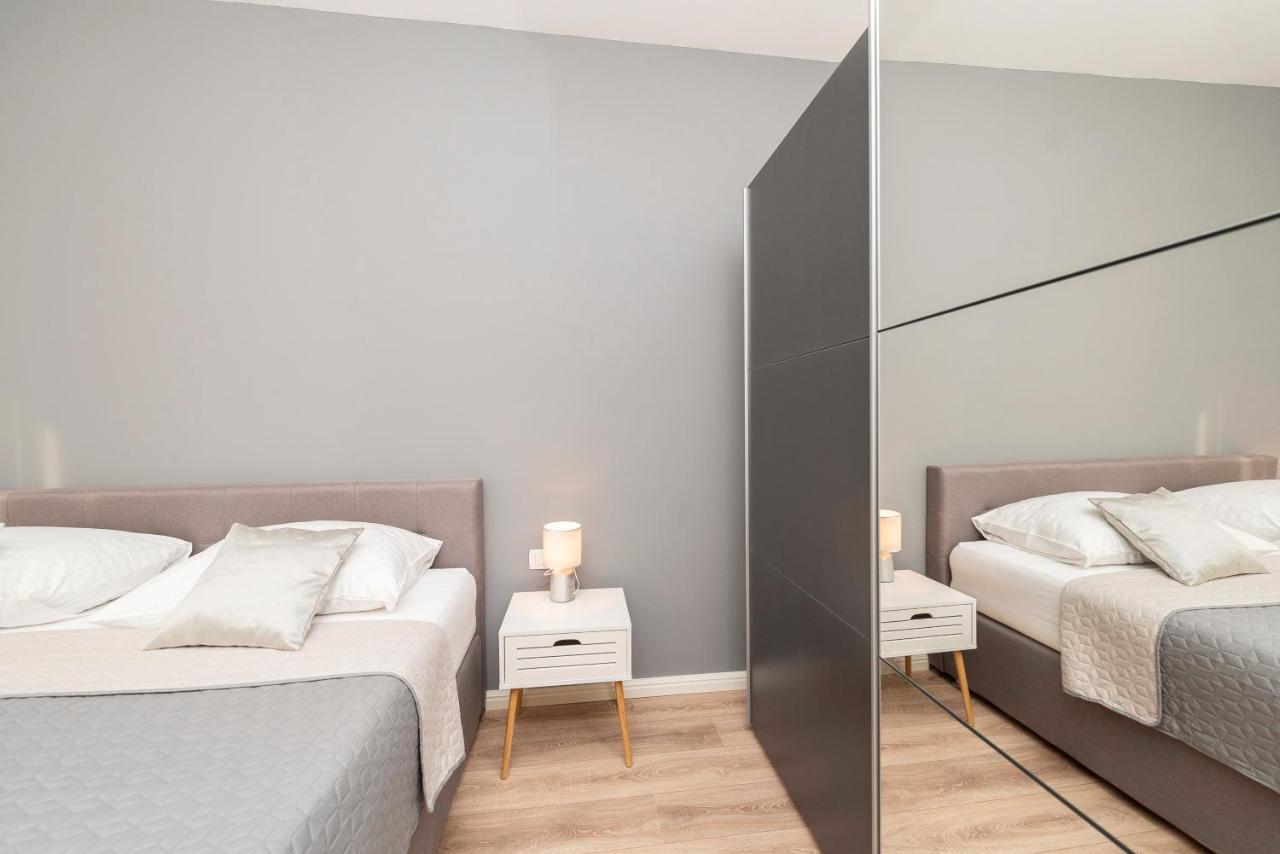 Villa Eni Apartments 2 マンドレ エクステリア 写真